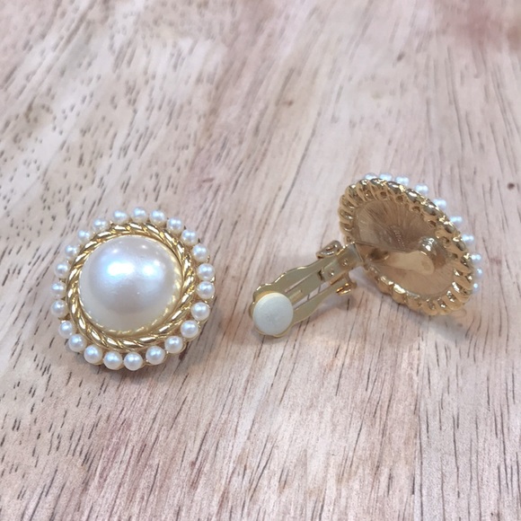 Vintage Signed Richelieu Gold Pearl Clip on Earrings - Picture 3 of 6